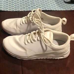 lightly worn air max Thea